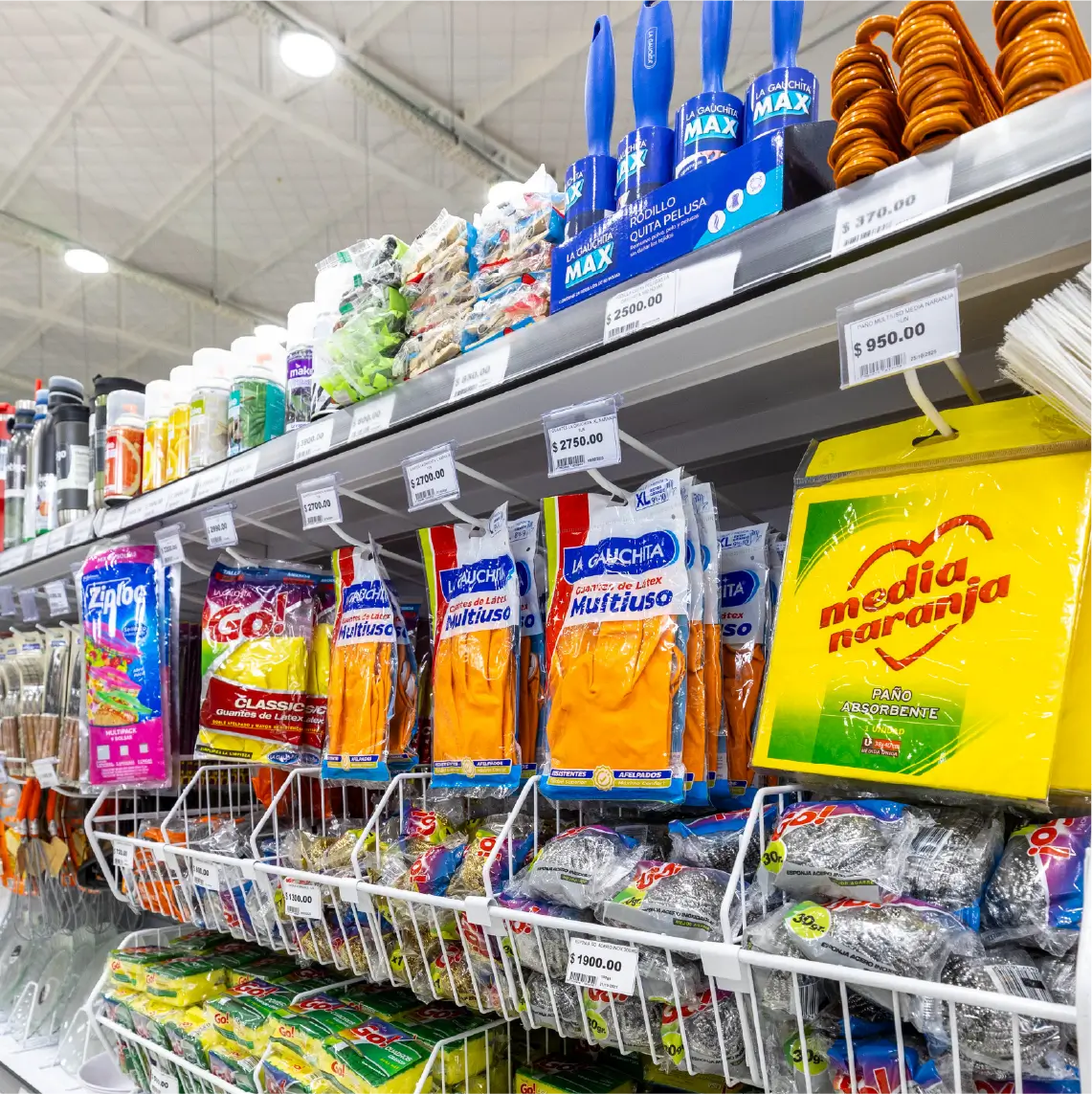 Equipamiento para supermercados Moduace con góndolas resistentes y modulares