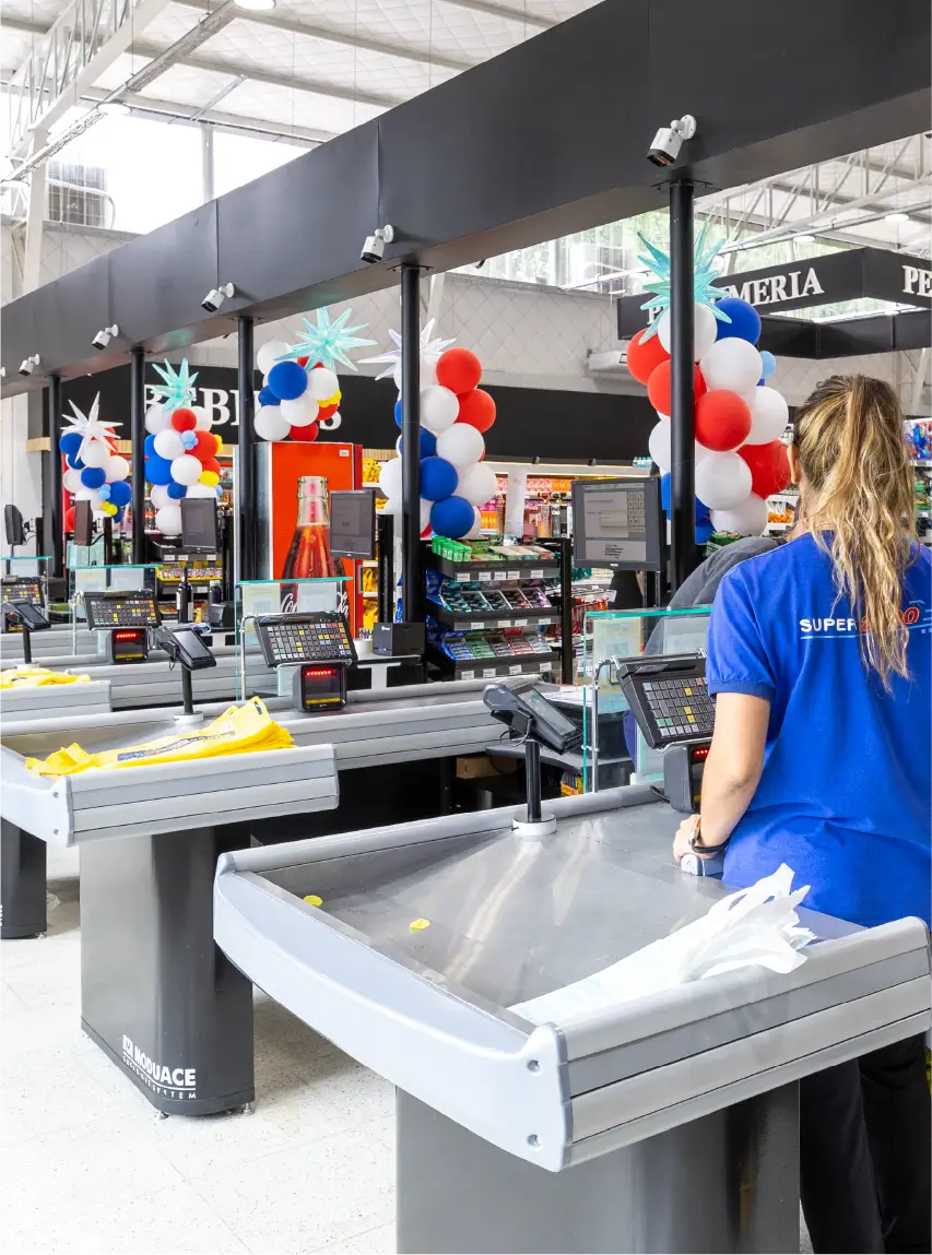 Checkout para supermercado Moduace con cajas alineadas que optimizan el flujo de clientes y agilizan el proceso de cobro