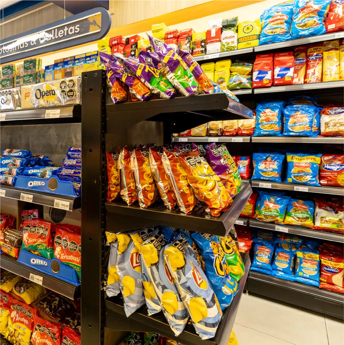 Vista de góndolas comerciales en pasillo central de supermercado