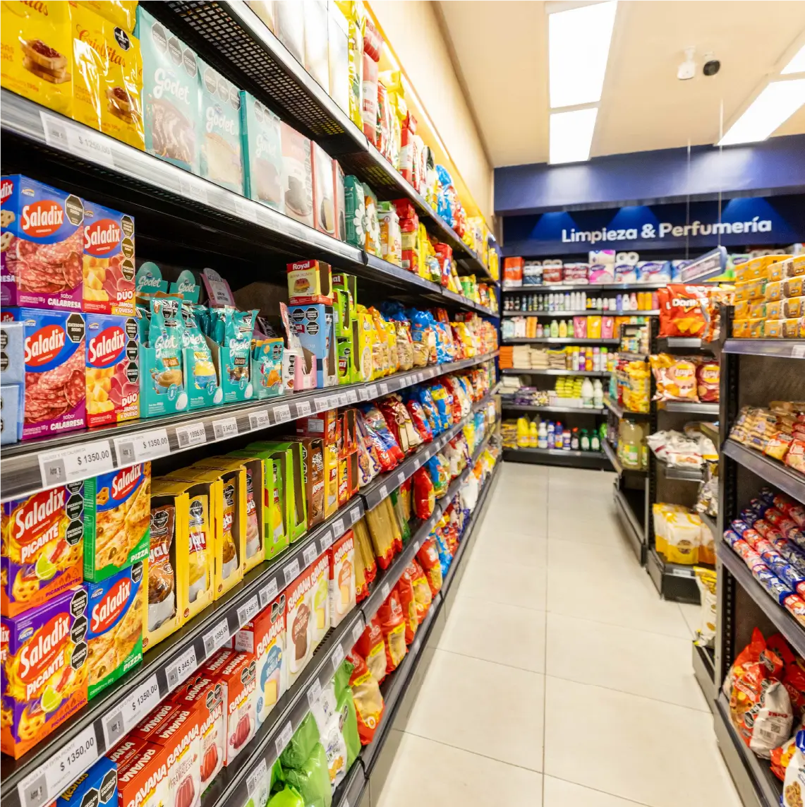 Exhibidores y estanterías de supermercado con productos de consumo masivo