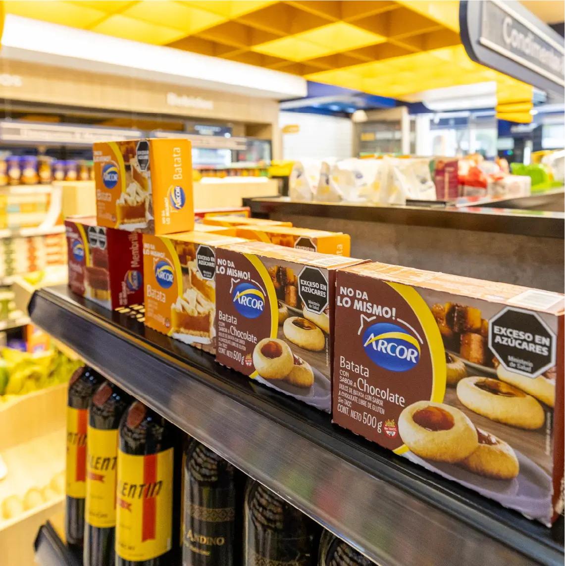 Detalle de estanterías y exhibidores para productos de supermercado