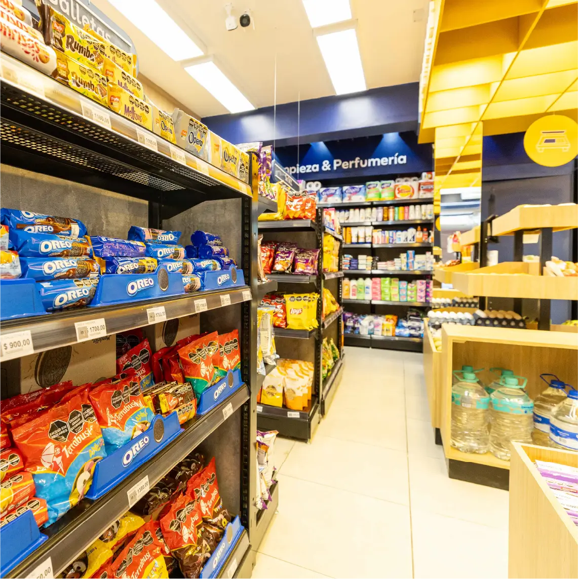 Pasillo de supermercado con góndolas dobles para exhibición de alimentos