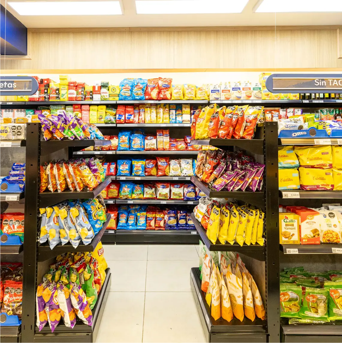 Frente de supermercado con góndolas y acceso al área de cajas