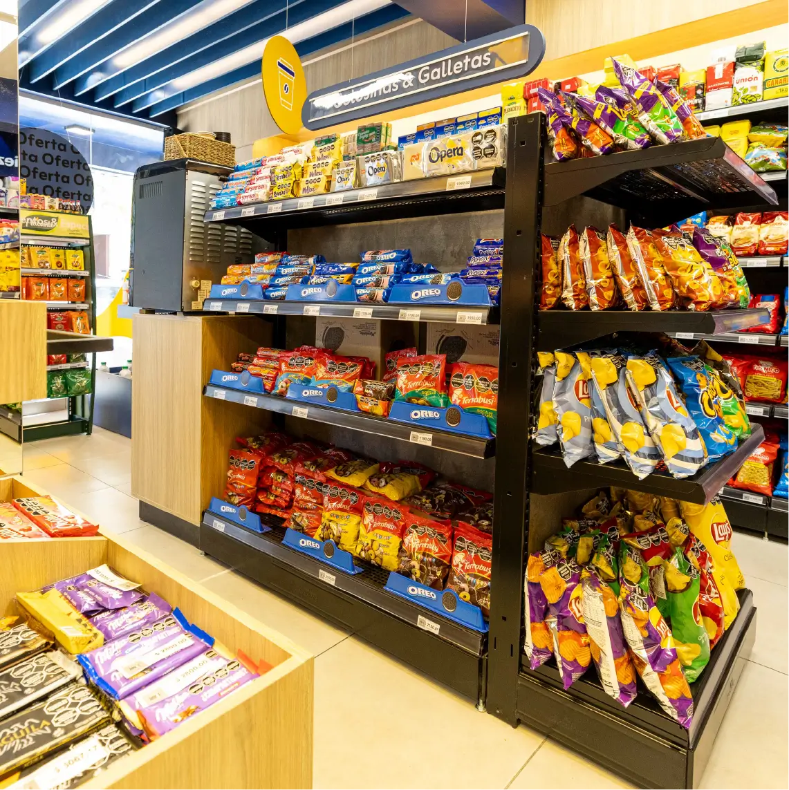 Checkouts con exhibidores de impulso y góndolas bajas