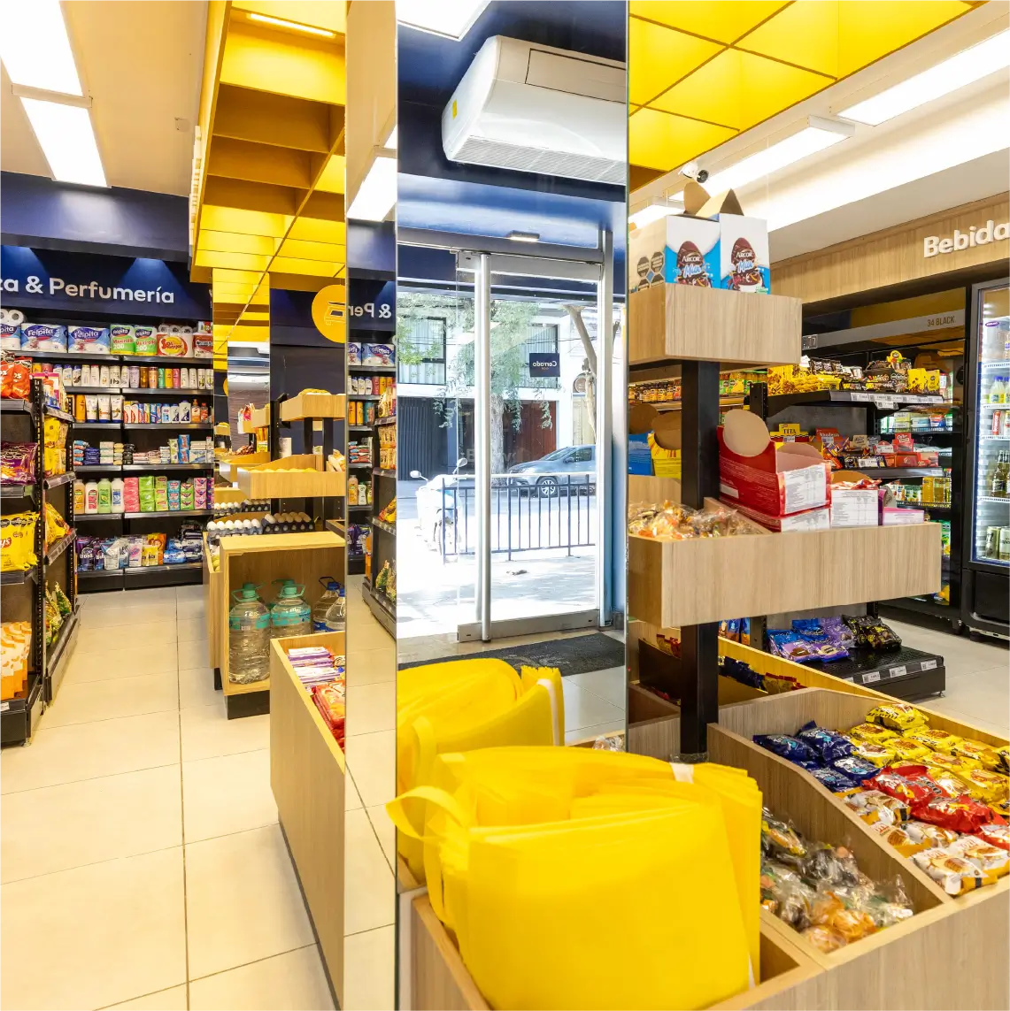 Exhibidor metálico para snacks y golosinas en supermercado