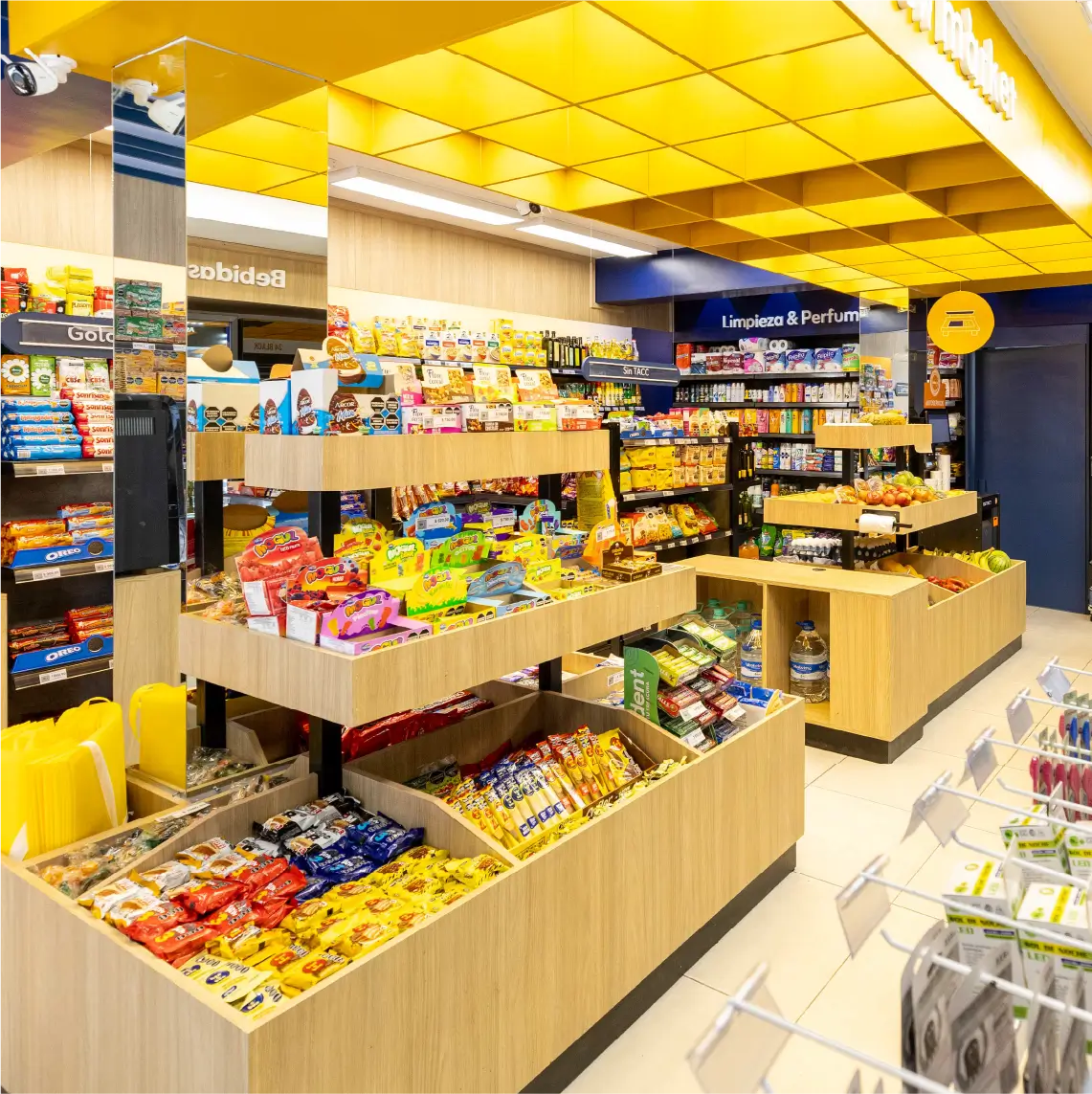 Pasillo de supermercado con góndolas metálicas de doble frente