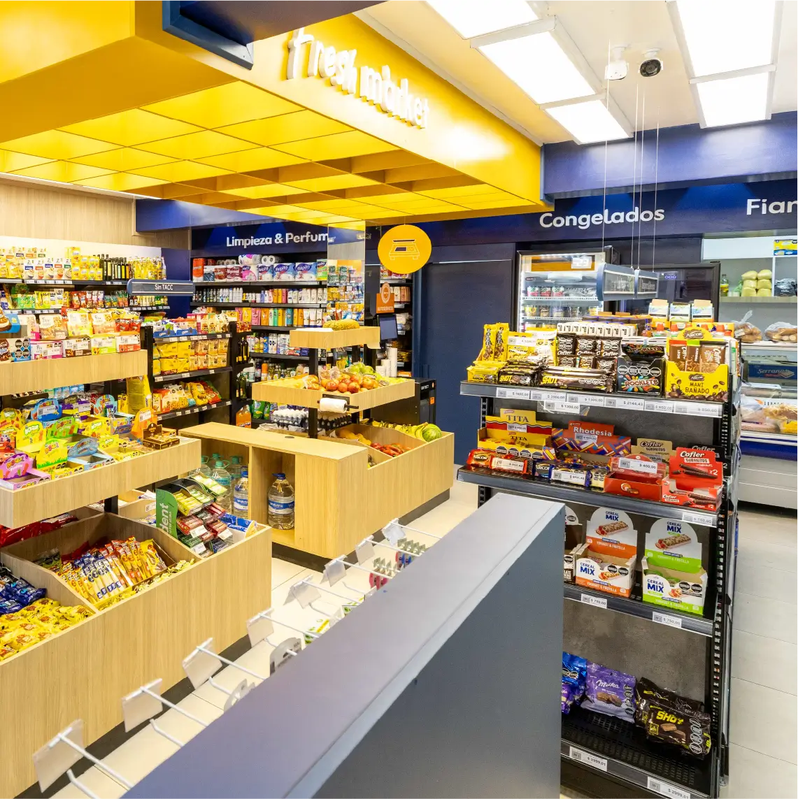 Góndolas altas para alimentos y limpieza en supermercado